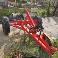 Carro porta attrezzature con comando idraulico