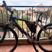 Bicicletta mountain bike