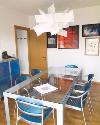 TAVOLO DI DESIGN IN ALLUMINIO E VETRO