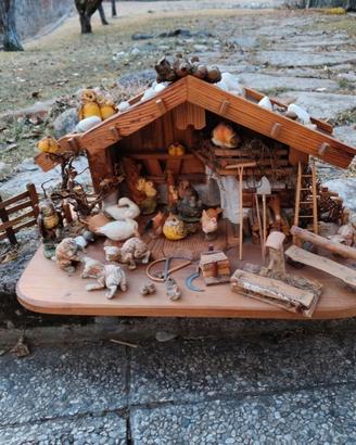 casetta in legno montagna con animali