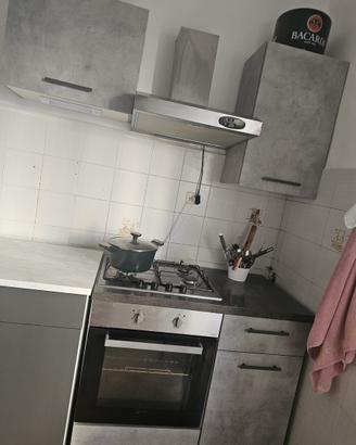 Cucina  compatta completa con forno e cappa