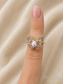Anello regolabile con perle e cristalli