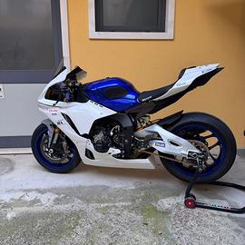 yamaha r1 pronto pista nuova