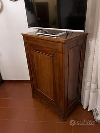 Mobile in noce con ripiani interni
