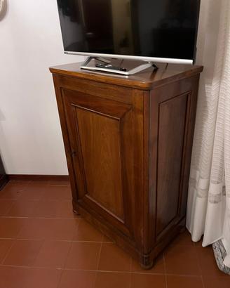 Mobile in noce con ripiani interni
