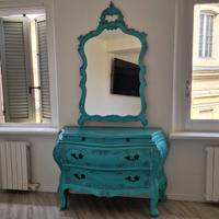 mobile con specchio e comodino