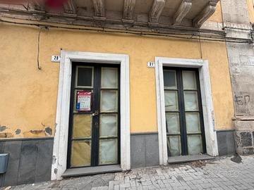 Stesicoro centrale bottega 50Mq 2luci su strada
