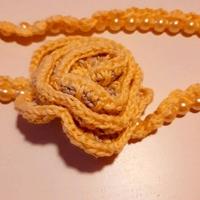 Collana gialla fatta a mano