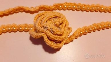 Collana gialla fatta a mano