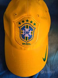 Cappellino tipo baseball con scudetto del brasile