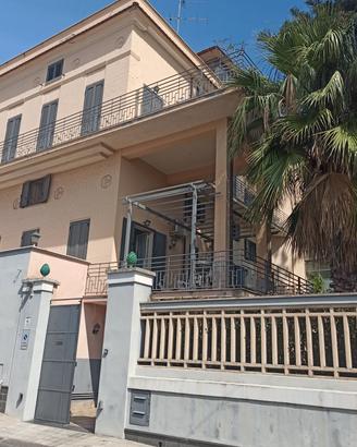 Palazzina storica divisibile in 3 appt indipendent