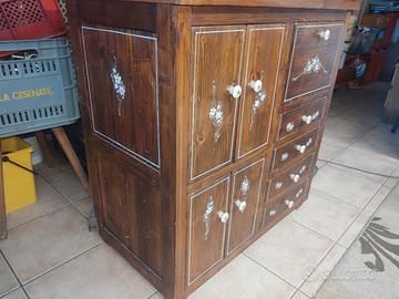 Mobile decorato in legno 