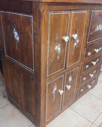 Mobile decorato in legno 