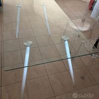 Tavolo di vetro gambe bianche