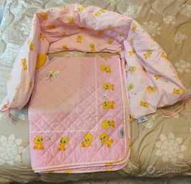 Paracolpi lettino, trapunta e lenzuolo Caleffi.