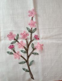 Fiori di pesco in pizzo di Cantù 