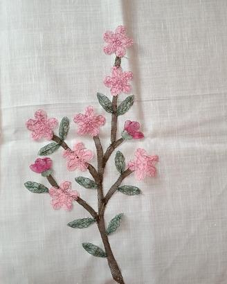 Fiori di pesco in pizzo di Cantù 