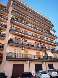 Ampio box auto magazzino in Via Scilla