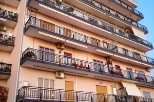 Ampio box auto magazzino in Via Scilla
