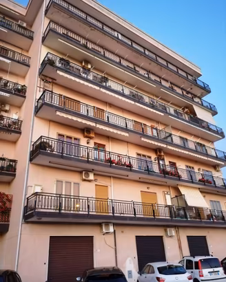 Ampio box auto magazzino in Via Scilla