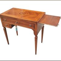 Scrittoio poco profondo con piano intarsiato