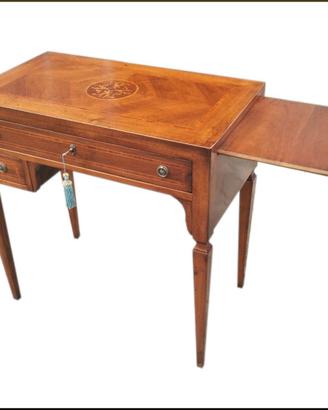 Scrittoio poco profondo con piano intarsiato