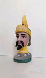 Antica scultura in legno raffigurante una testa di