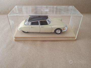 Modellino Auto Citroen Ds 19 Berline 1956