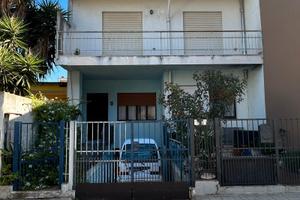 Terralba - ampia semindipendente con box auto