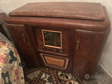 Mobile radio con giradischi e BAR