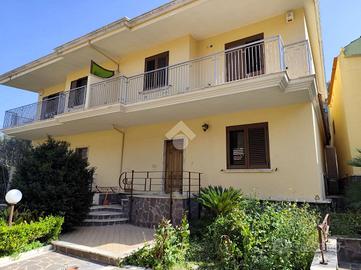 VILLA A SCHIERA A SAN FELICE A CANCELLO