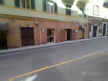Pressi via Roma, locale commerciale