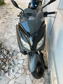 Scooter XMax 125 Incidentato