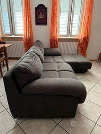 Divano angolare grande in tessuto grigio
