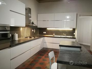 Cucina bianca angolare 480x180 con isola snack