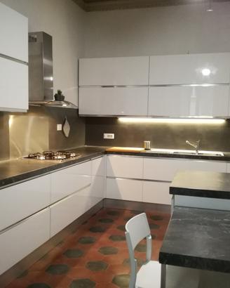 Cucina bianca angolare 480x180 con isola snack