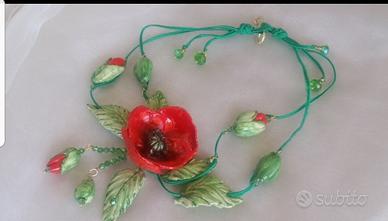 collana realizzata  interamente a mano, con fiore