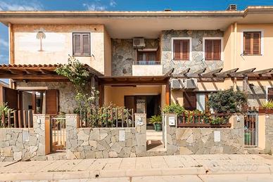 Villa a schiera bilivelli con posto auto