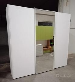 armadio guardaroba con ante scorrevoli e specchio