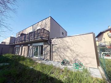 VILLA A SCHIERA D'ANGOLO A LIMIDO COMASCO