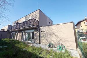 VILLA A SCHIERA D'ANGOLO A LIMIDO COMASCO