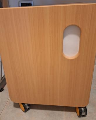 Comodino da cameretta con sportello e ruote