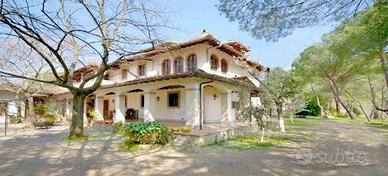 Villa di 1000 m² con più di 5 locali e box auto a 