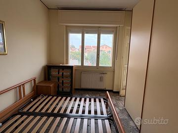 Titolo Letti, armadio e tavolo