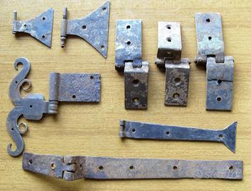 Antiche cerniere in ferro per porte in legno o mob