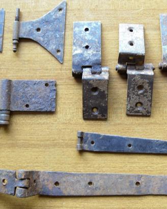 Antiche cerniere in ferro per porte in legno o mob