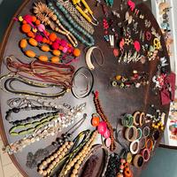 Collezione collane, orecchini, bracciali e anelli