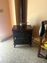 Stufa a Legna in Ghisa Smaltata con Vetro Ceramico