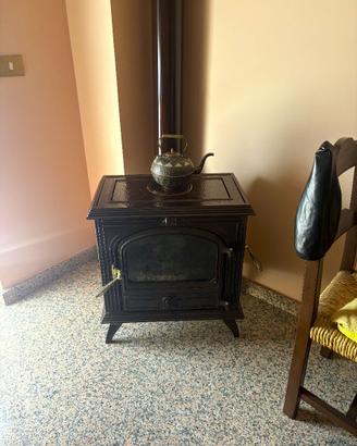 Stufa a Legna in Ghisa Smaltata con Vetro Ceramico