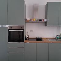 Cucina verde completa di elettrodomestici